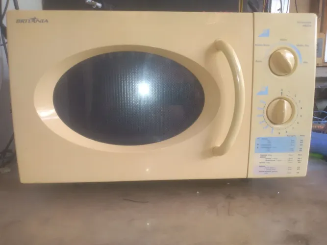 Microondas 18L britania