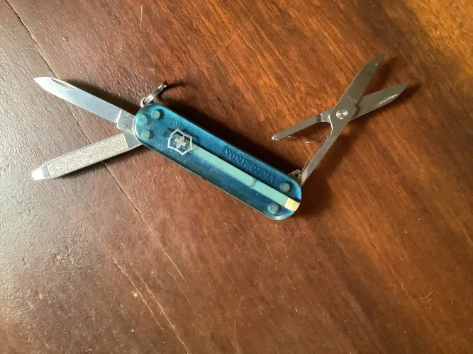 Victorinox Classic SD de 58 mm azul translúcido "Diener AG Precision Machining"