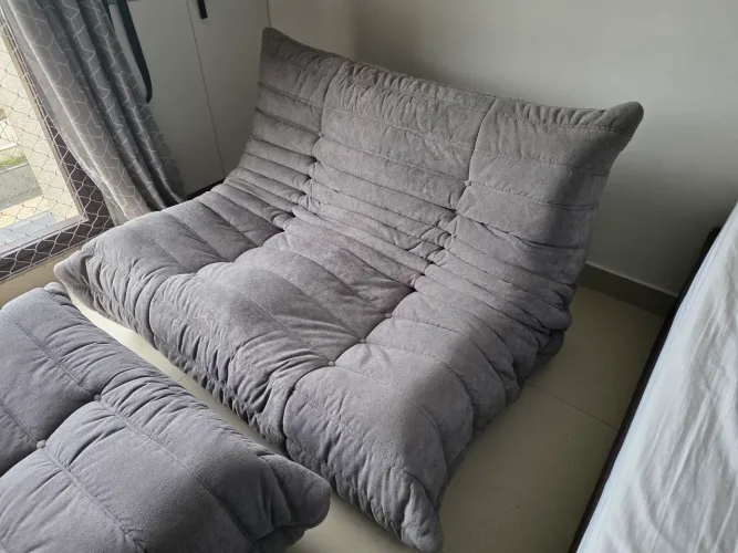 Sofá Togo em Tecido Bouclé 2 Lugares Eurovix Decor + Puff Apoio de pé em estado Impecável 