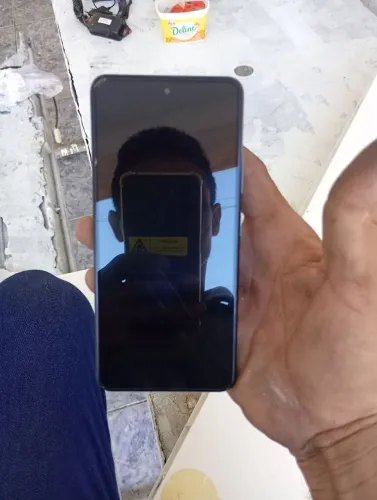 Vendo um celular poço m4 pro tá com trinco na tela não enterfere em nada