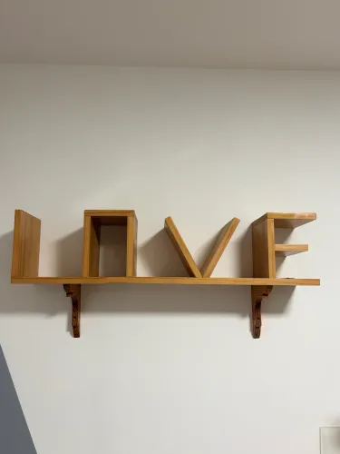 Prateleira LOVE em Pinus com acabamento em verniz