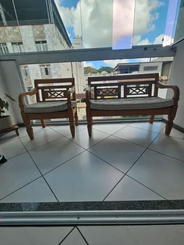 Conjunto de poltronas de madeira de demolição com futon (pix/dinheiro. Não faço entrega)