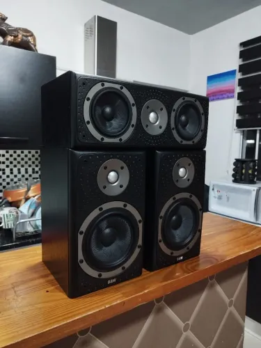 Trio de Caixas B&W (Bowers & Wilkins) - DM303 + Central LCR3