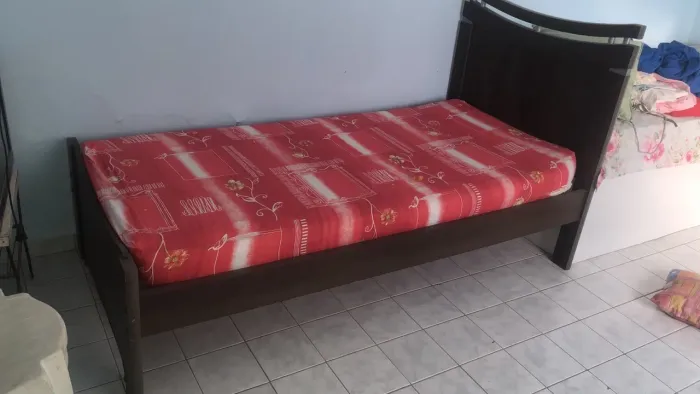 Cama de solteiro usada, moderna