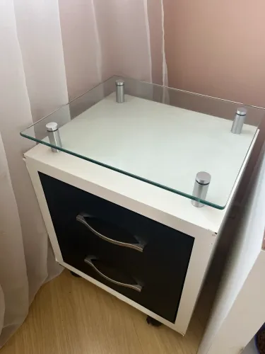 Mesa de cabeceira com tampo de vidro