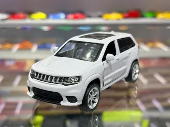 Carrinho de Metal Jeep Grand Cherokee cinza 1:36