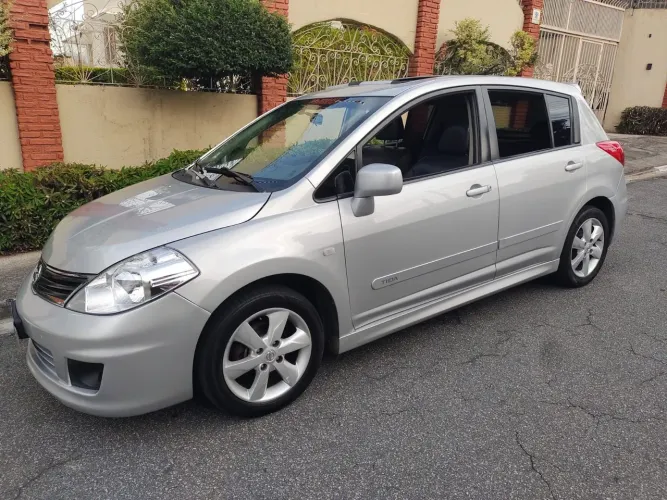Nissan Tiida SL 1.8/1.8 Flex 16V Mec. 2012