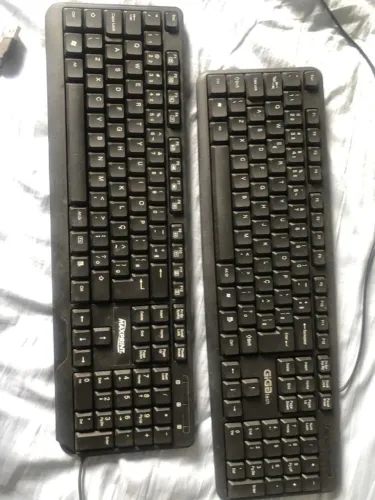 2 teclados pretos conexão USB