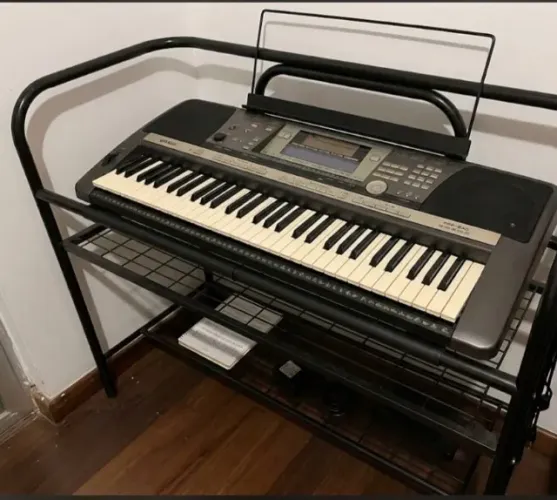 Teclado Yamaha PSR-640 perfeito seminovo com suporte.