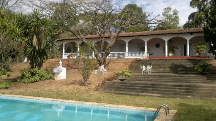 Casa de Alto Padrão 550m² - 4 Suítes, Piscina e Biblioteca - Cacoco de Cima, Divinópolis
