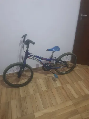 Vende se uma bicicleta estilo bmx cor azul semi nova valor180 