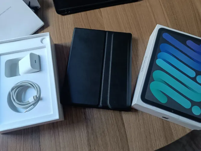 Ipad mini 6 gen (Ipad Air.) com Apple pencil e teclado.