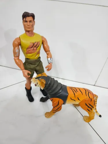 Max Steel e tigre bem conservado