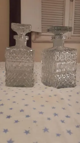 Duas garrafas de vidro quadradas