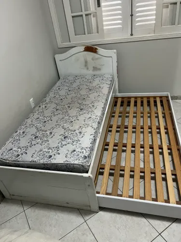 Cama Solteiro(em madeira maciça) + Cama Auxiliar + 1 Colchão Solteiro