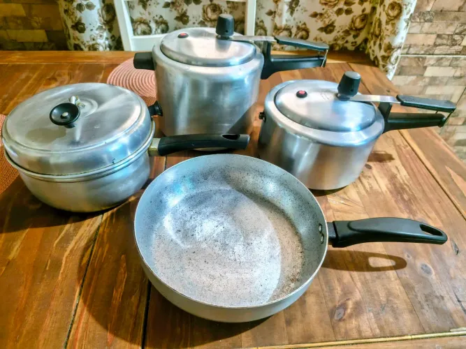 PANELA DE PRESSÃO 4,5L + PANELA DE PRESSÃO 2,5L + PIPOQUEIRA + FRIGIDEIRA GRANDE.