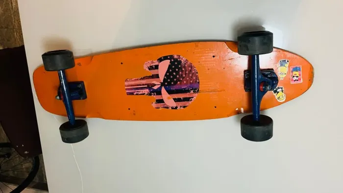 Skate longboard com equipamentos e mochila