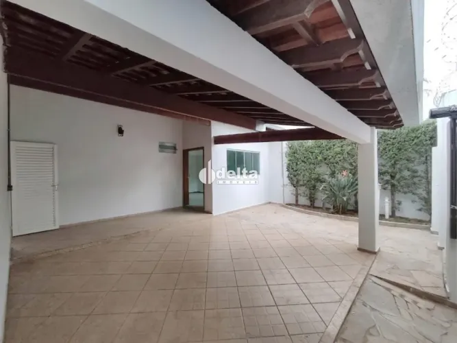 Casa com 3 quartos, sendo 2 suítes, disponível para locação no bairro Itapema Sul em Uberl