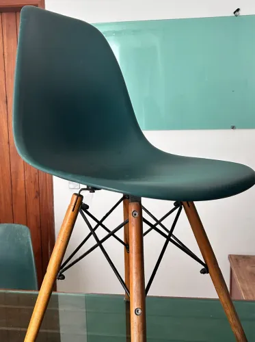 Cadeira Eames Verde Musgo
