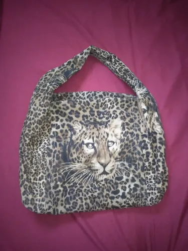 Bolsa Camursada Estampa de onça