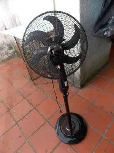 Ventiladores Britania, de Pedestal e  um de  Mesa