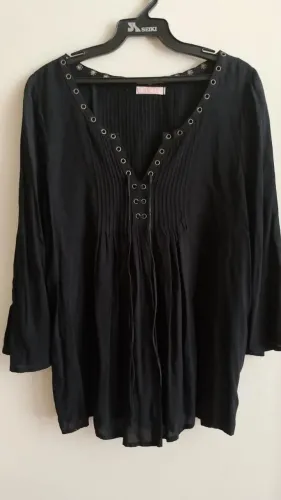 Bata preta com ilhós viscose tamanho médio