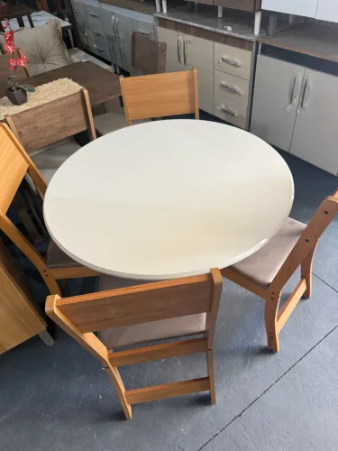 Mesa com 4 cadeiras - entrego 