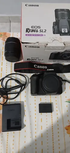 CÂMERA DSLR CANON EOS REBEL SL2, ACOMPANHA LENTE 18-55, BATERIA E CARREGADOR.