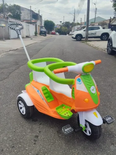 Carrinho de passeio gêmeos semi novo