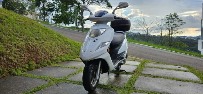 Suzuki Burgman 125i 2015 Branca - Praticamente Único Dono - 45.000 km - Com Baú Givi