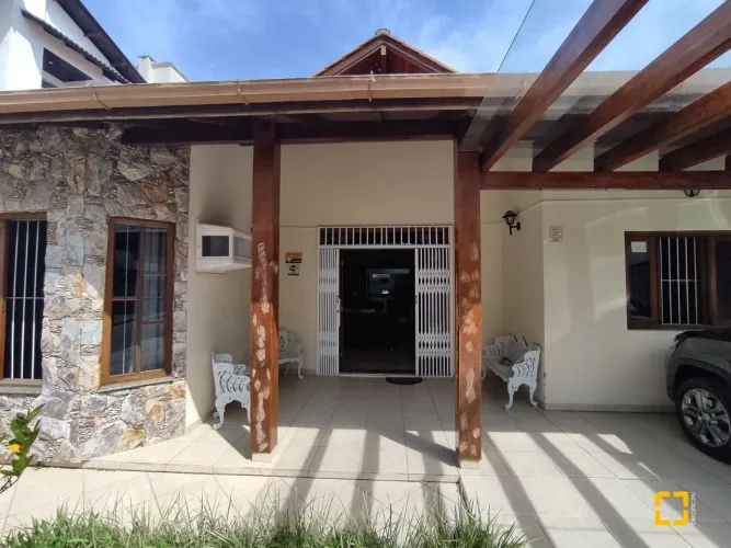 BROGNOLI VENDE - CASA RESIDENCIAL COM 7 DORMITÓRIOS, SENDO 5 SUÍTES - CANASVIEIRAS