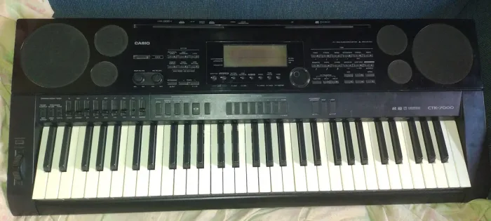 Vende-se teclado Casio CTK-7000 Para retirada de peças. Quem tiver interesse entra no chat