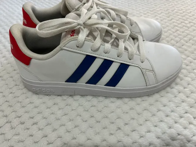 Lindo tênis Adidas tam 35