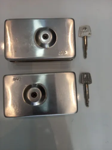 Fechadura JBM para porta de Vidro com 3 chaves extras