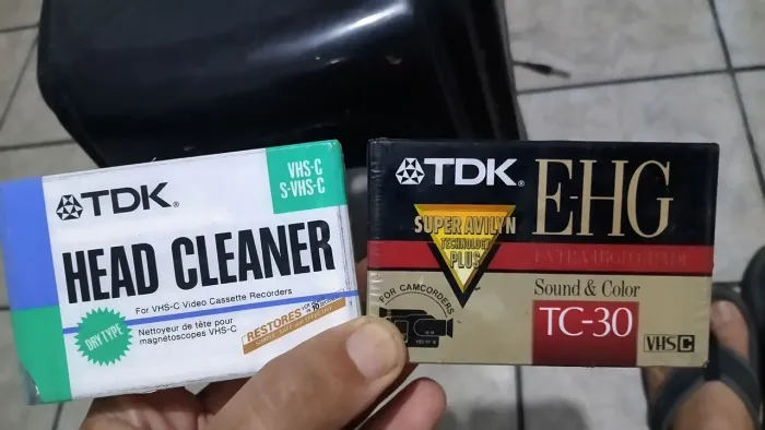 mini VHS e fita limpadora de cabeça