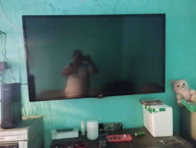 Estou vendendo uma televisão smat funcionando tela fina