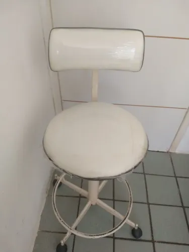 Cadeira em aço que roda