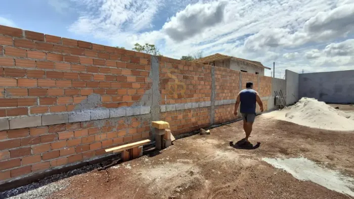 Terreno à venda com 250,00m² de área e construção iniciada no bairro Ivone Rassi, em Jardi