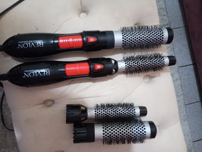 Vendo duas escovas elétrica para cabelo.