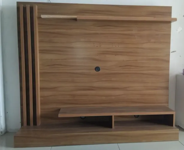 Vende-se Um Rack de parede para Tv de até 50 polegadas, em ótimo estado de conservação
