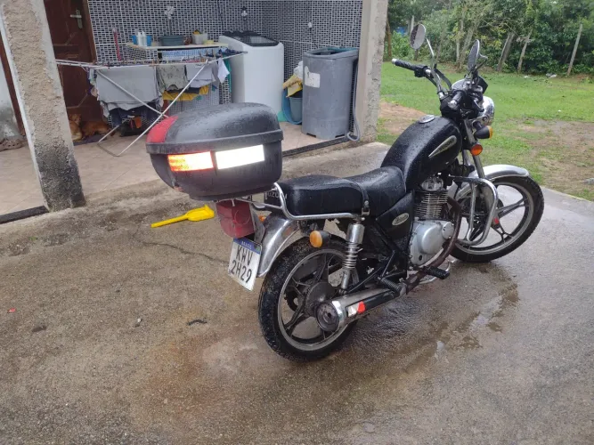 Moto em perfeito estado toda horiginal com marcas de uso documento em meu nome