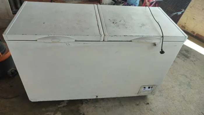 Freezer horizontal de 02 tampa muito boa pra congelamento garantida.
