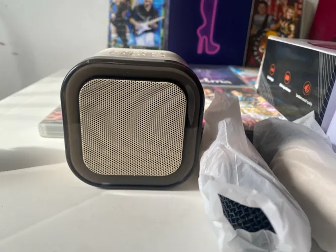 Venda-se mini karaokê com 2 microfones 