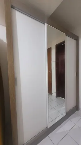 GUARDA ROUPAS 3 Portas com espelho.