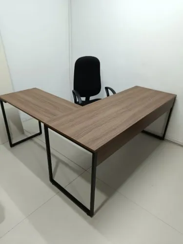 Mesa de escritório em L