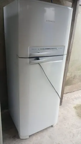 Geladeira Electrolux DF47 Celebrate