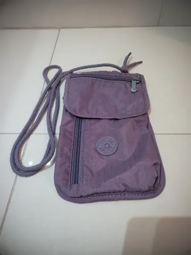 mini bolsa kipling transversal roxa super leve