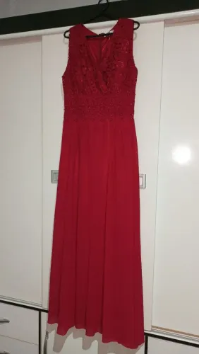 Vestido de festa vermelho com detalhes renda vermelha