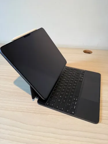 iPad Pro 13" M5 Cellular 256GB com Magic Keyboard (CH) e Apple Pencil Pro