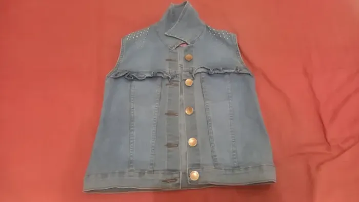 Blusa semi-nova tipo jaqueta na cor azul tamanho infantil 8 anos 20,00